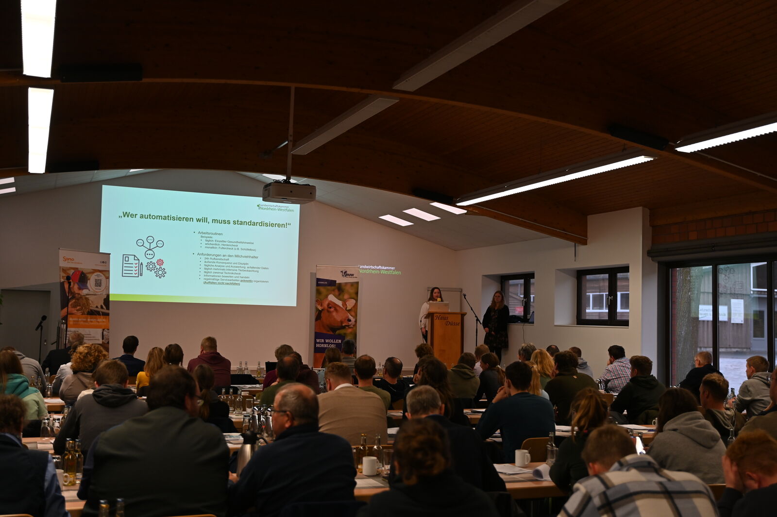 Kathrin Thiemann und Maria Trilling von der LWK NRW ordneten unter dem Thema „Agieren statt reagieren“ den Entwicklungsstand der Sensorsysteme ein.