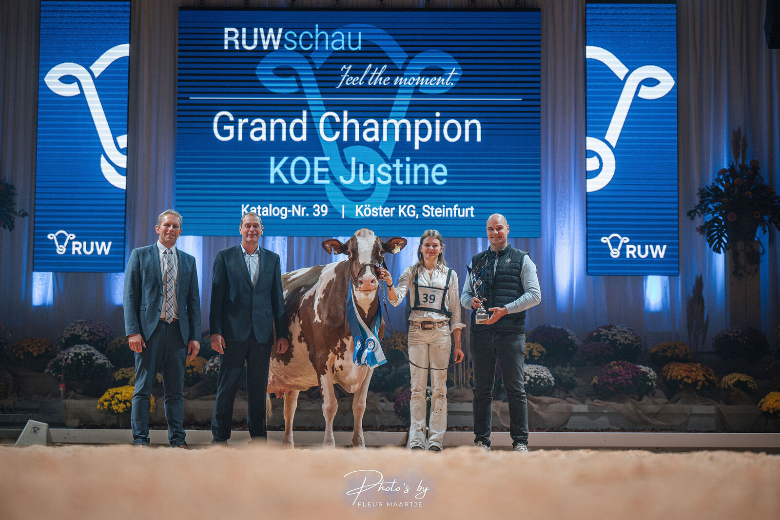  Bei der Wahl des Grand Champions führte an diesem Tag kein Weg an KOE Justine vorbei – diese kraftvolle und in jeder Hinsicht beeindruckende Kuh aus der Zuchtstätte Köster in Steinfurt sicherte sich souverän den Titel und verteidigte damit den Erfolg der vergangenen Jahre. <br />
Wir danke unserem Hauptsponsor Westfleisch für die Unterstützung. 