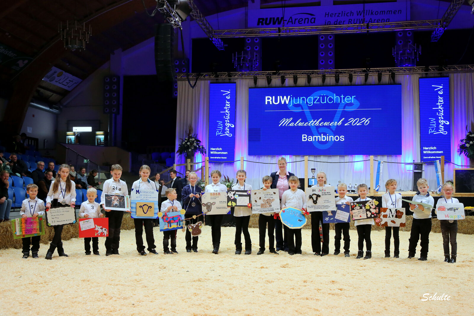 Der erste Höhepunkt des Tages ist die Siegerehrung der kreativsten Stalltafeln der Bambinis. Die Preisrichterinnen sind über das Einfallreichtum sehr begeistert.