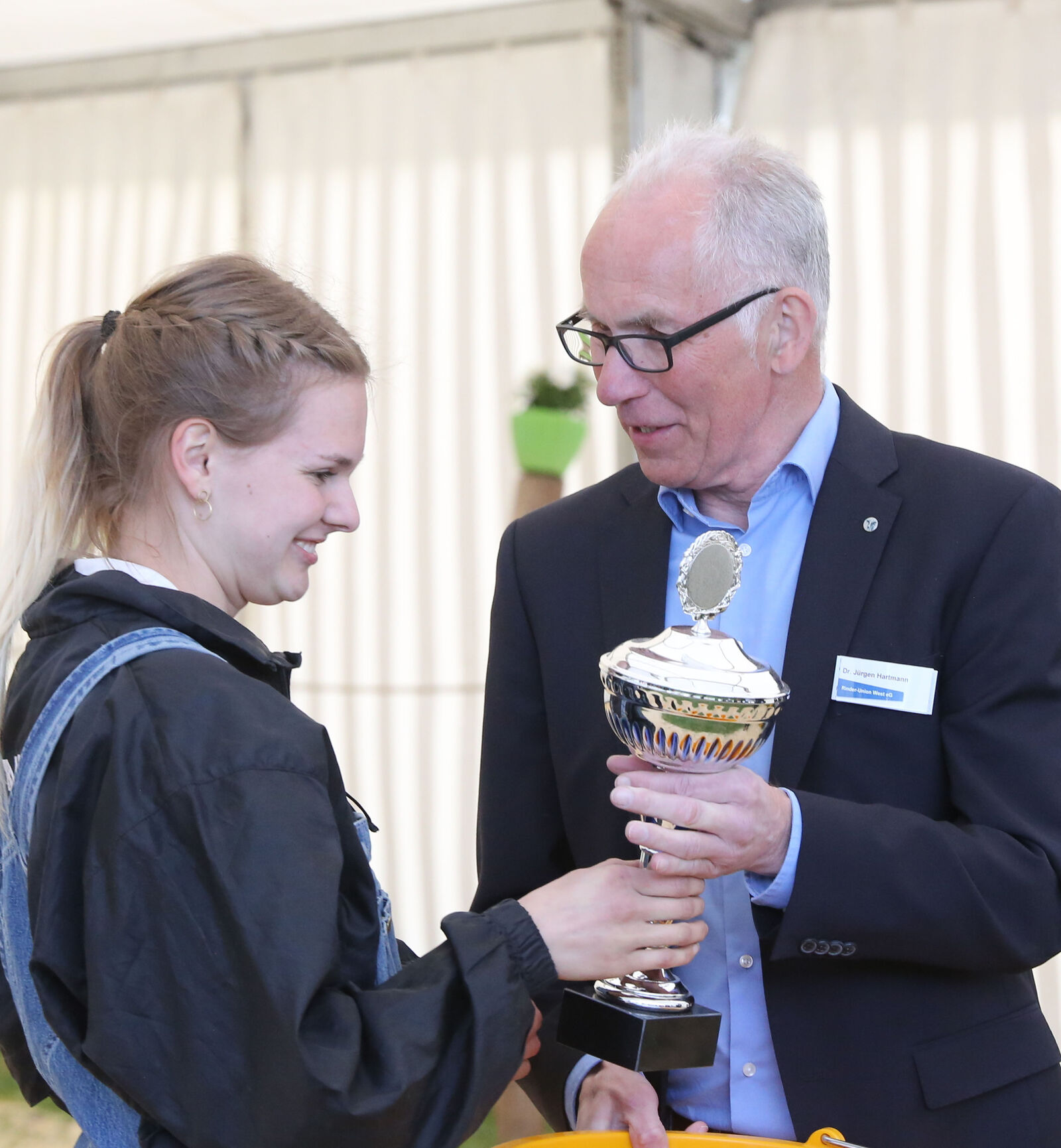 Laura Köster nimmt einen ihrer vielen erkämpften Pokale entgegen und wird letztendlich Supreme-Champion des Tages. herzlichen Glückwunsch. <br />
Wir freuen uns auf einen spannenden Bundeswettbewerb.