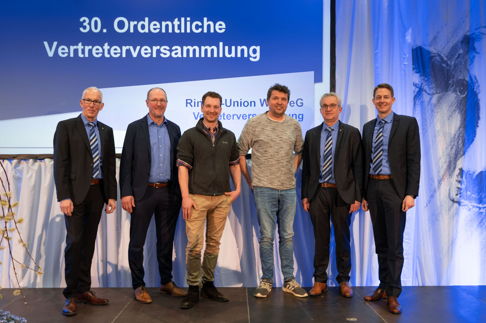 Im Rahmen der RUW-Vertreterversammlung stimmten auch die Vertreter der RUW für die Verschmelzung mit der RBG<br />
Aachen. Das Führungsquartett der RUW mit dem Vorstand der RGB Aachen: Dr. Jürgen Hartmann, Georg Geuecke, Andreas Pitz (Vorstand RBG Aachen), Peter Cormann (Vorsitzender RGB Aachen), Heinrich Buxtrup und Dr. Michael Steinmann (v. l.).
