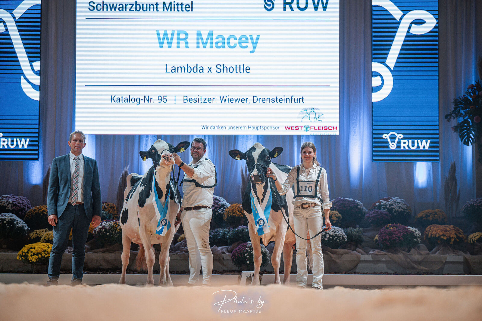 In den enorm stark besetzten mittleren Kuhklassen sicherte sich WR Macey, eine beeindruckende und stilvolle Lambda-Tochter von Leonie Wiewer, den Titel der Siegerkuh Schwarzbunt Mittel. Zur Reservesiegerin wurde CNN Michigan von der Köster KG gekürt – eine Copyright-Tochter mit hervorragendem Euter und einem tollen Seitenbild.