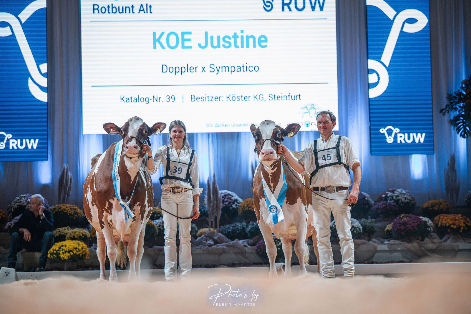 In den alten rotbunten Kuhklassen war KOE Justine das Maß aller Dinge – die beeindruckende Ausnahme­kuh aus der Zuchtstätte Köster sicherte sich den Titel „Siegerkuh Alt“, während WIT Kanutin als Reservesiegerin mit fast 100.000 kg Lebensleistung begeisterte.