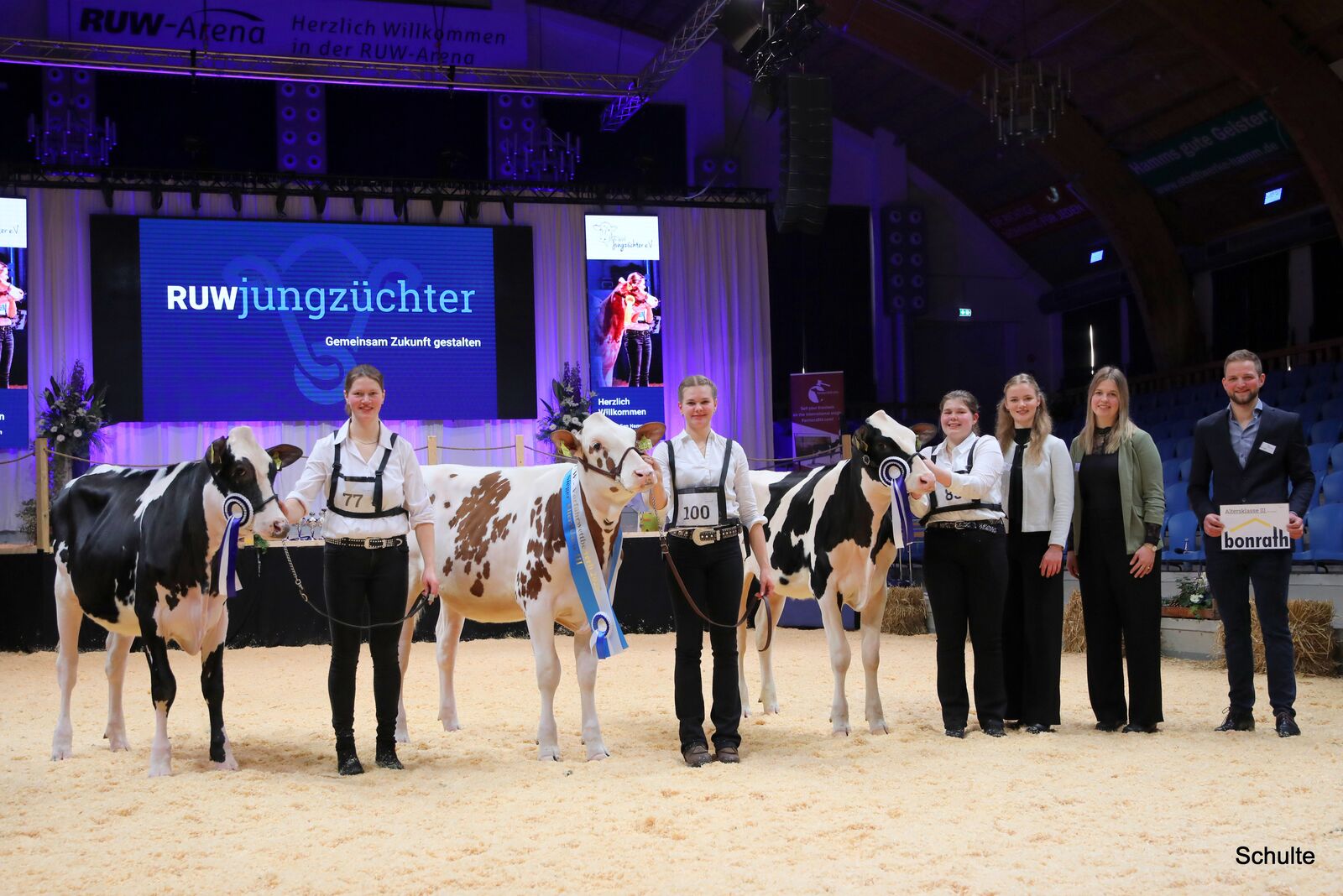 Hier kommt viel Erfahrung zusammen. Laura Köster sicherte sich überzeugend den Siegertitel vor Josefa Henkelmann. Den Titel Honorable Mention erhält Maren Buxtrup. 