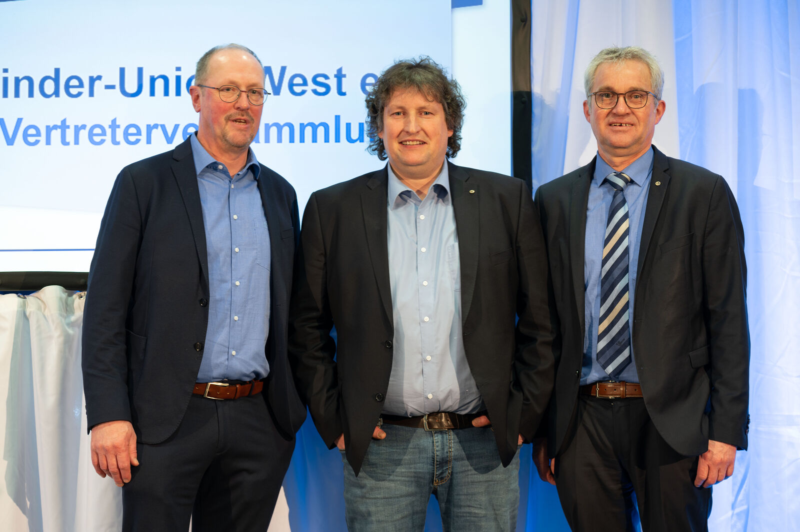 Christian Bange (mitte) wird von Georg Geuecke und Heinrich Buxtrup verabschiedet. Nach langjährigem Engagement im Aufsichtsrat und später Vorstand scheidet er auf eigenen Wunsch aus dem Ehrenamt aus. 