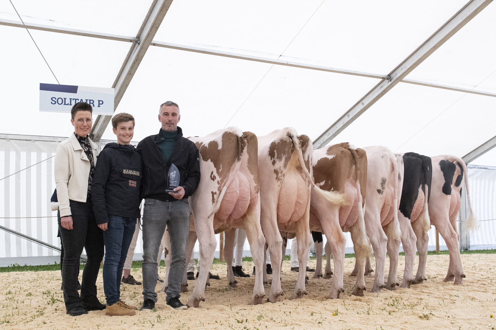 Züchter des Bullen SOLITAIR P Sietze Henk Haytema mit seiner Familie überzeugte sich selber von den Töchtern. 