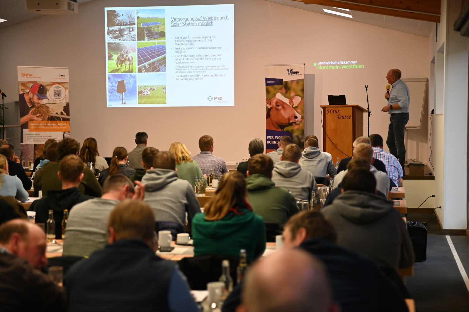 Christoph Wieschhörster von MSD Tiergesundheit stellt die Möglichkeiten und Varianten des Sensorsystems SenseHub Dairy vor.