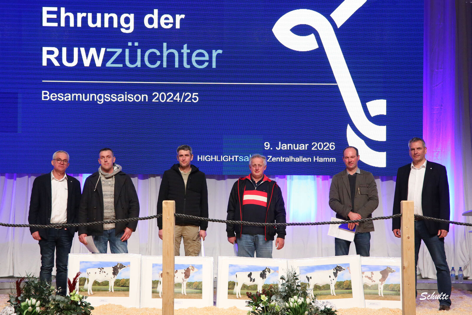 Erfolgreiche Züchter: Im Rahmen des HIGHLIGHsales werden traditionell von Heinrich Buxtrup (Vorstandsvorsitzender) und Geschäftsführer Dr. Jens Baltissen die RUW-Züchter der Bullen geehrt, die den höchsten Einsatz im letzten Geschäftsjahr verbuchen können.<br />
Herzlichen Glückwunsch zu diesem züchterischen Erfolg: Manfred Robert (RUW SESSION), Thomas Schäfer (SHS CARE PP), Norbert Holtkamp (WIL DAY PP RDC), Andreas Pröbsting (PRO SPY P RDC), 