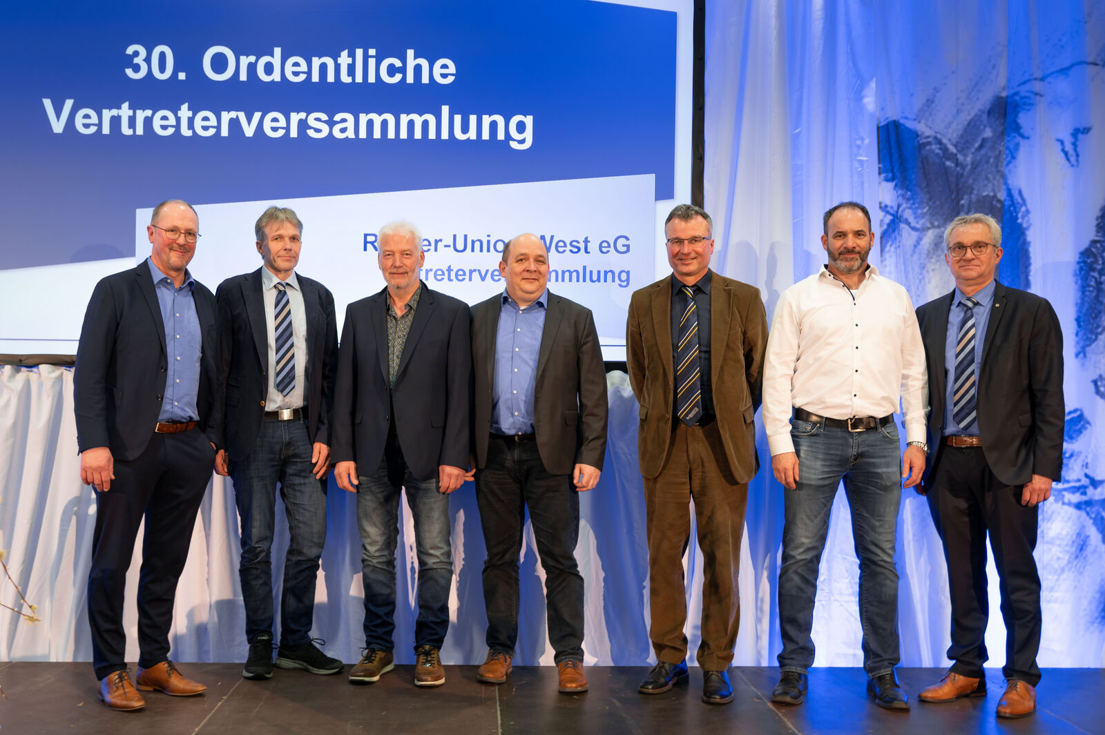 Josef Rüping, Jürgen Tacken, Stefan Siepermann und Matthias Zens werden in Ihrem Amt als Aufsichtsratsmitglied wiedergewählt. Joachim Berg aus Argenthal wird neu in den Aufsichtsrat gewählt (v. l.). Georg Geuecke (l.) und Heinrich Buxtrup (r.) gratulieren. 