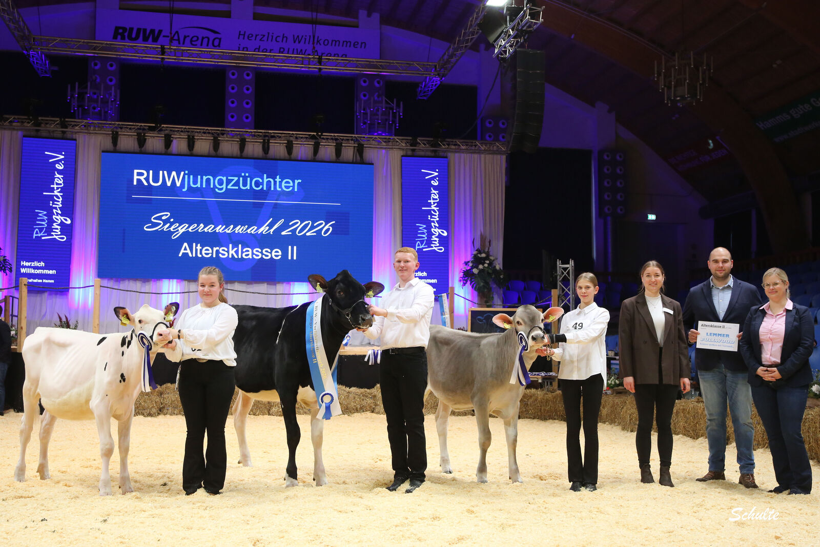 Altersklasse II v.l.: Reservesiegerin Lara Krause, Sieger Jonas Neuber, HM Sarah Brinkmeier