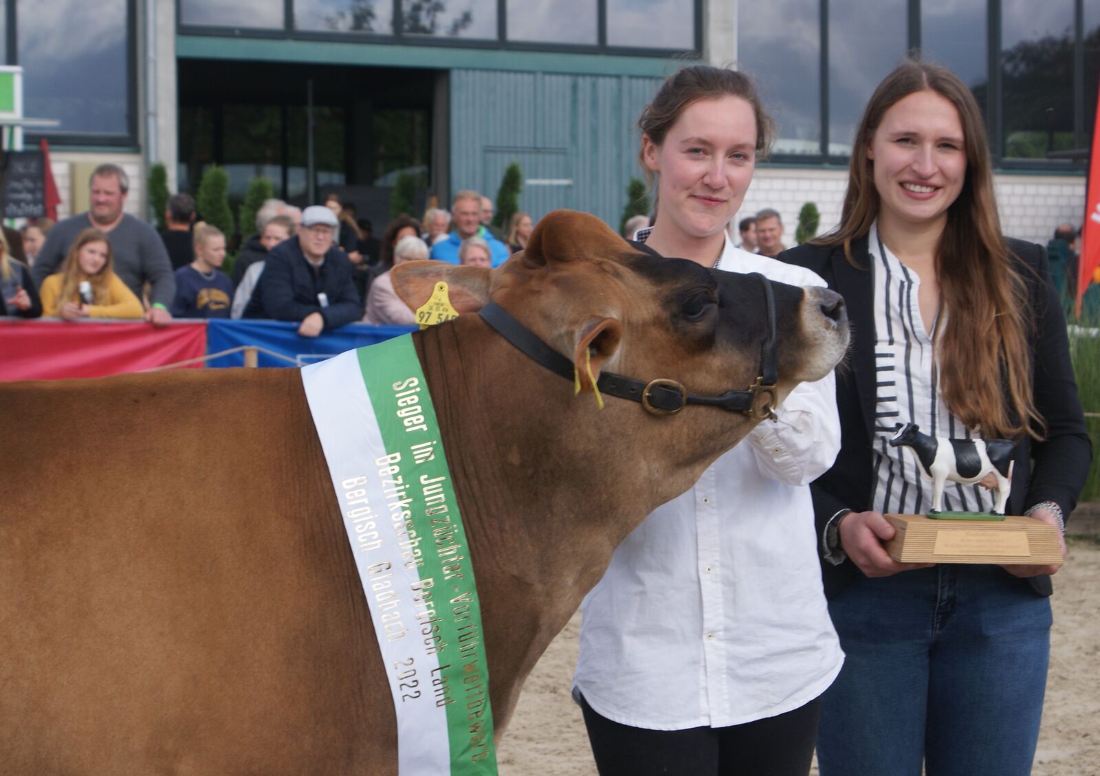 Preisrichterin Carina Nölker kürt Isabell Hielscher aus Leichlingen mit ihrer Jersey-Färse Janeiro zur Siegerin der Jungzüchter 