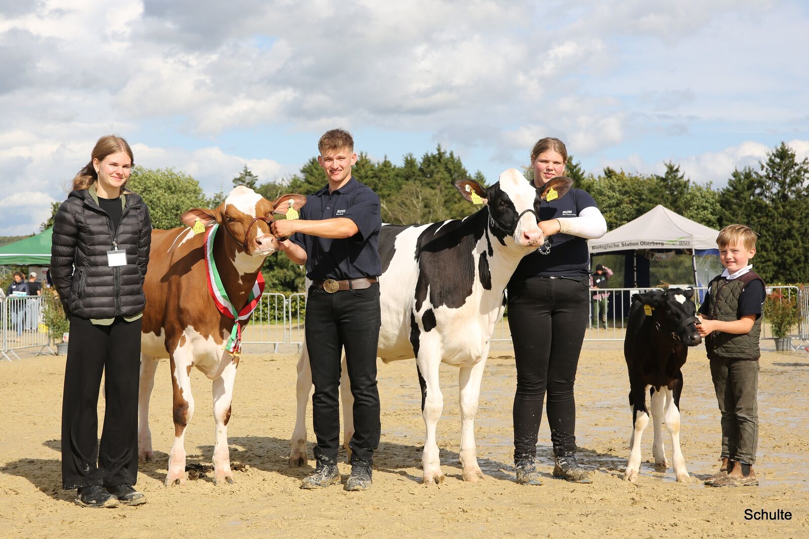 Preisrichterin Laura Köster mit den Siegerteams des Vorführwettbewerbs: Gesamtsieger Simon Mickenhagen mit den Klassensiegern Enna Klein und Karl Hermann Siemann