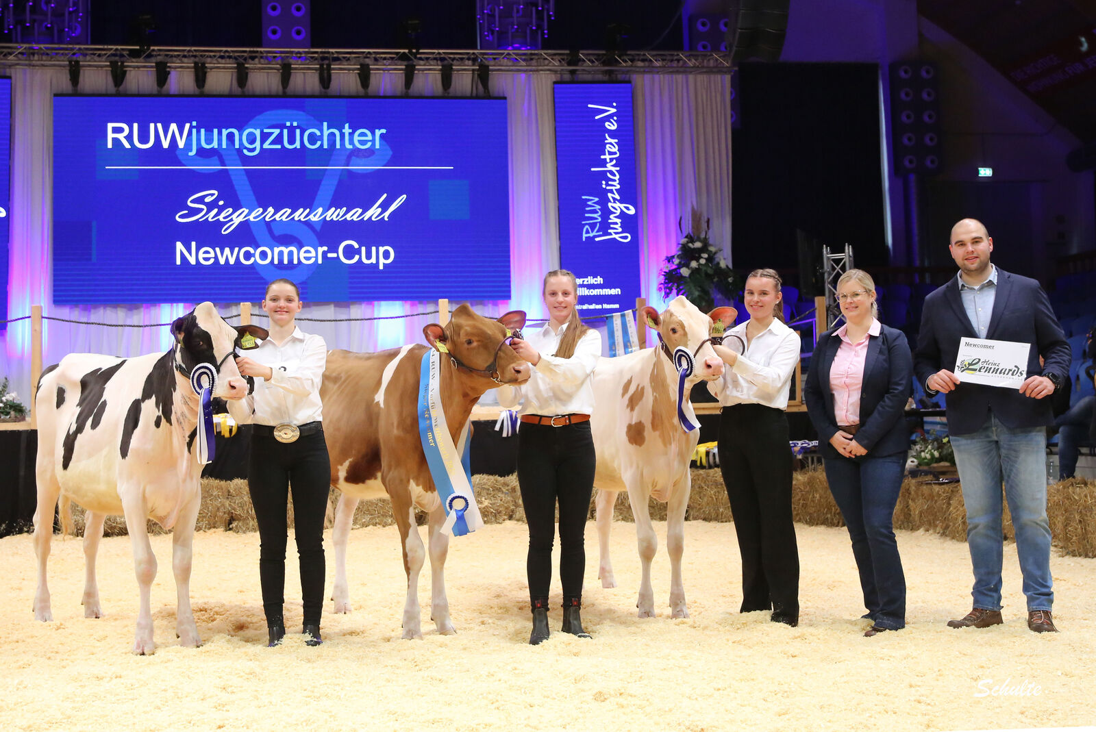 Newcomer vl.: Reservesiegerin Victoria Schwartpaul, Siegerin Marie Schulte, HM Vera Hettgen