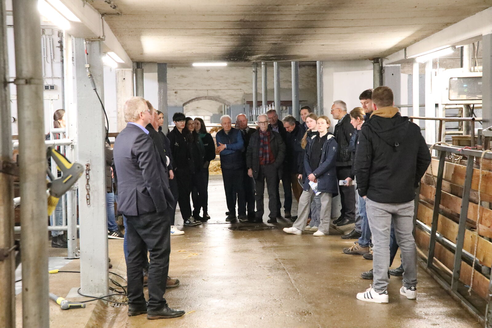 Führung durch den Krefelder Auktionsstandort