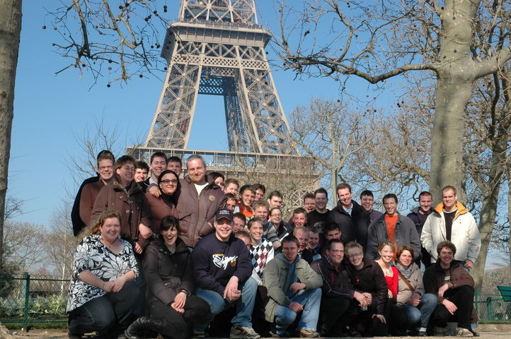 025_Gruppenbild_vorm_Eiffelturm.JPG