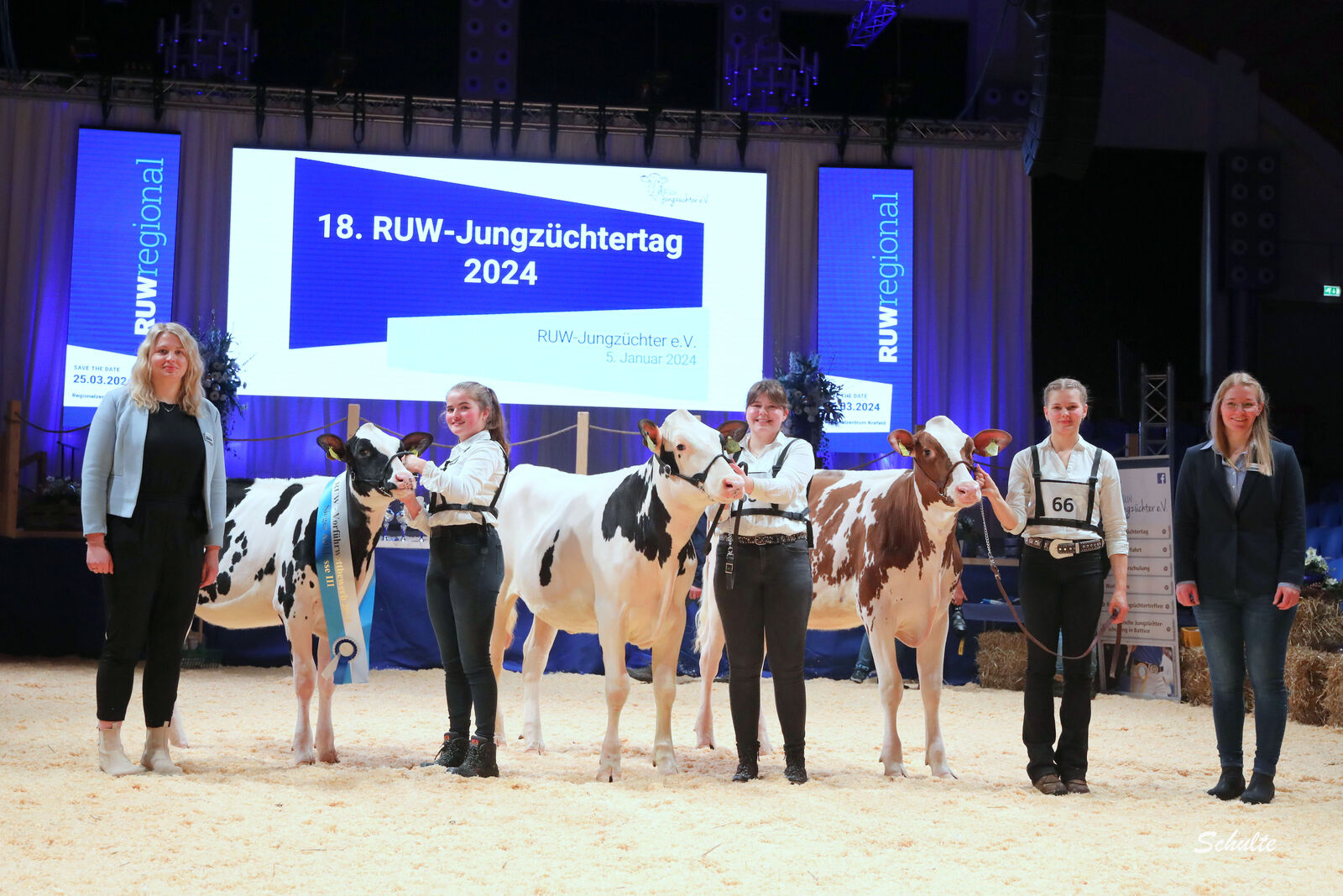 Siegerin der AK III ist Lea Sensen aus Kevelaer, gefolgt von Maren Buxtrup aus Nottuln. Den Titel honorable Mention geht an Laura Köster aus Steinfurt.