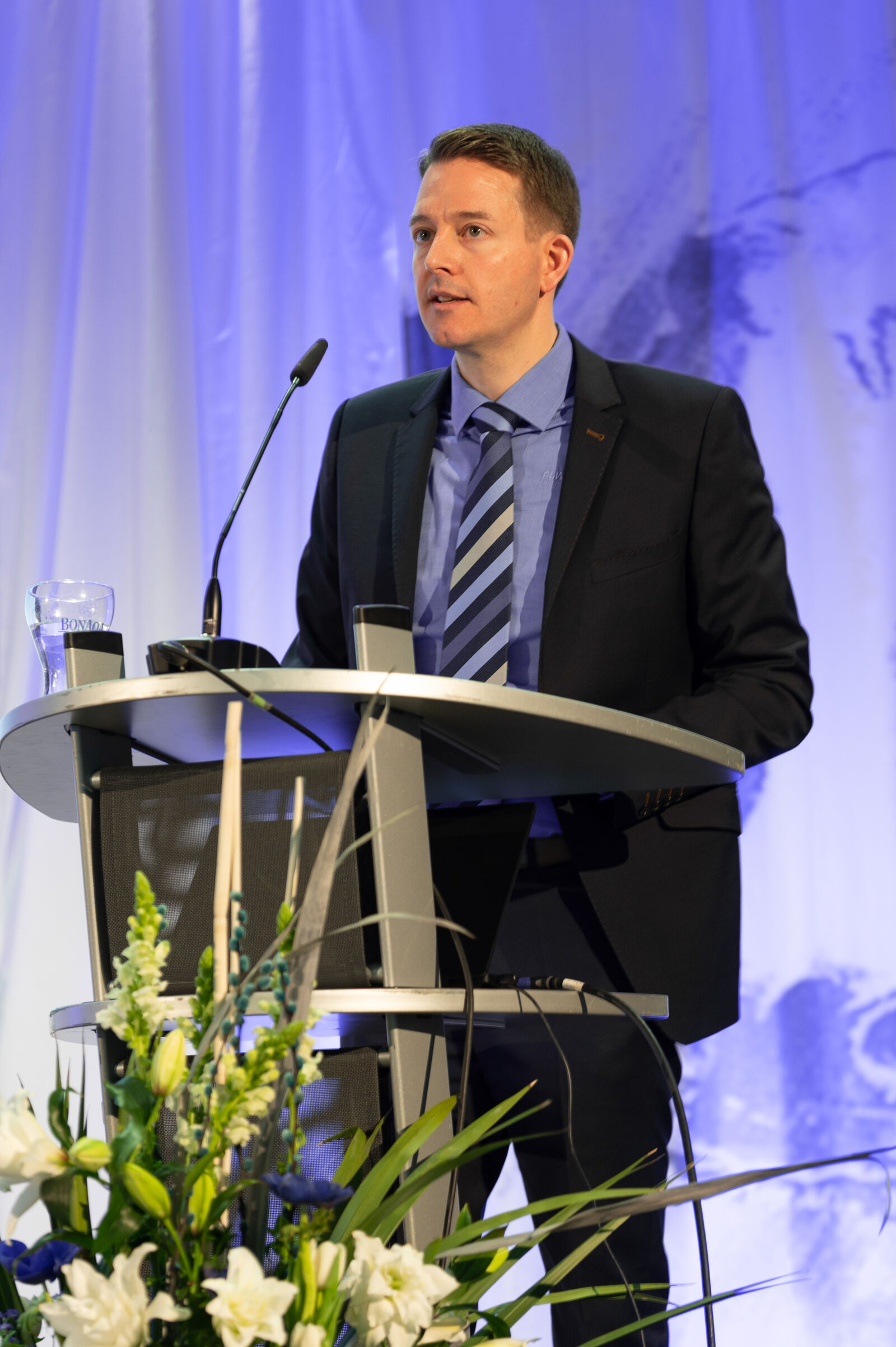 Der geschäftsführende Vorstand Dr. Michael Steinmann stellt den Geschäftsbericht 2021/22 vor.