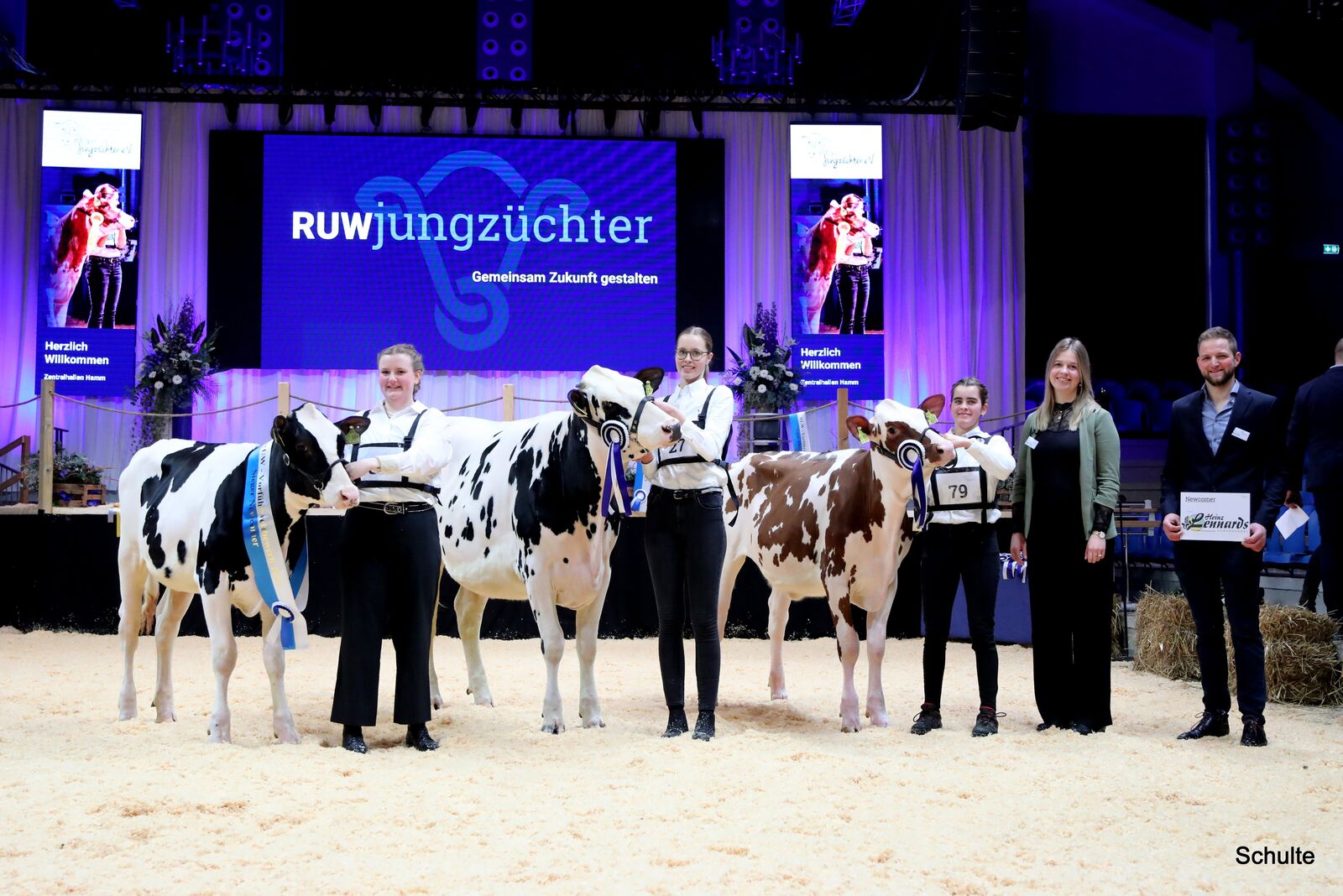 Zum ersten Mal dabei und direkt gesiegt. Stolz holt sich Julia Seifert den Siegertitel. Der Reservesieg geht an Carla Gövert, gefolgt von Ann-Kathrin Sprünken.