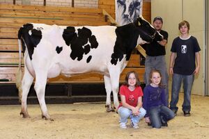 AV_Bitburg_11-10_83__07_692_86700_mit_Kinder.jpg