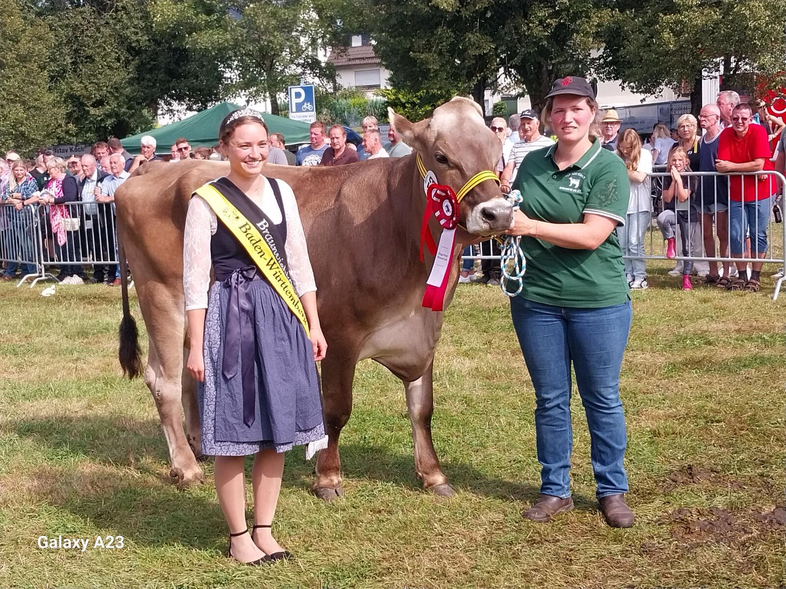 Die baden-württembergische Braunviehkönigin Isabell Ailmendinger zusammen mit der Siegerin der Braunviehkühe, der Dairystar-Tochter Ally aus der Zucht von Bernd Henk aus Bad Berleburg.